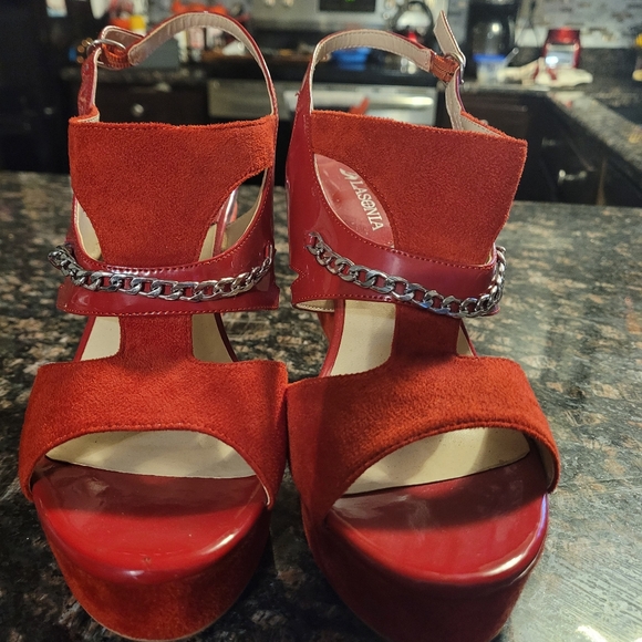 Eye catching clog Heals!  Wore once. Very comfortable - Picture 2 of 3